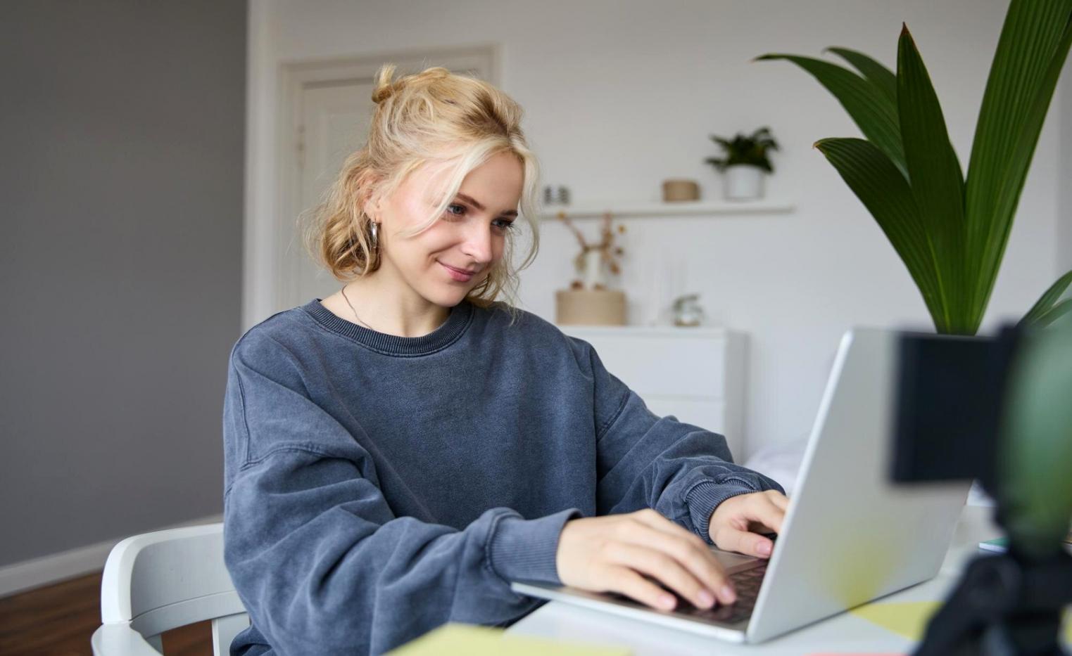 Person bereitet Finanzunterlagen vor und organisiert Dokumente für Finanzberatung