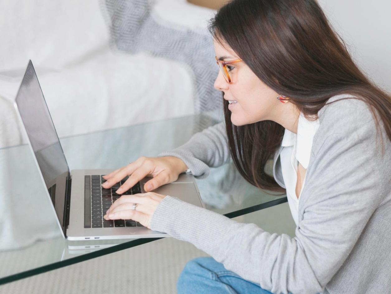 Gruppe von Menschen diskutiert über Finanzthemen in einem modernen Lernraum