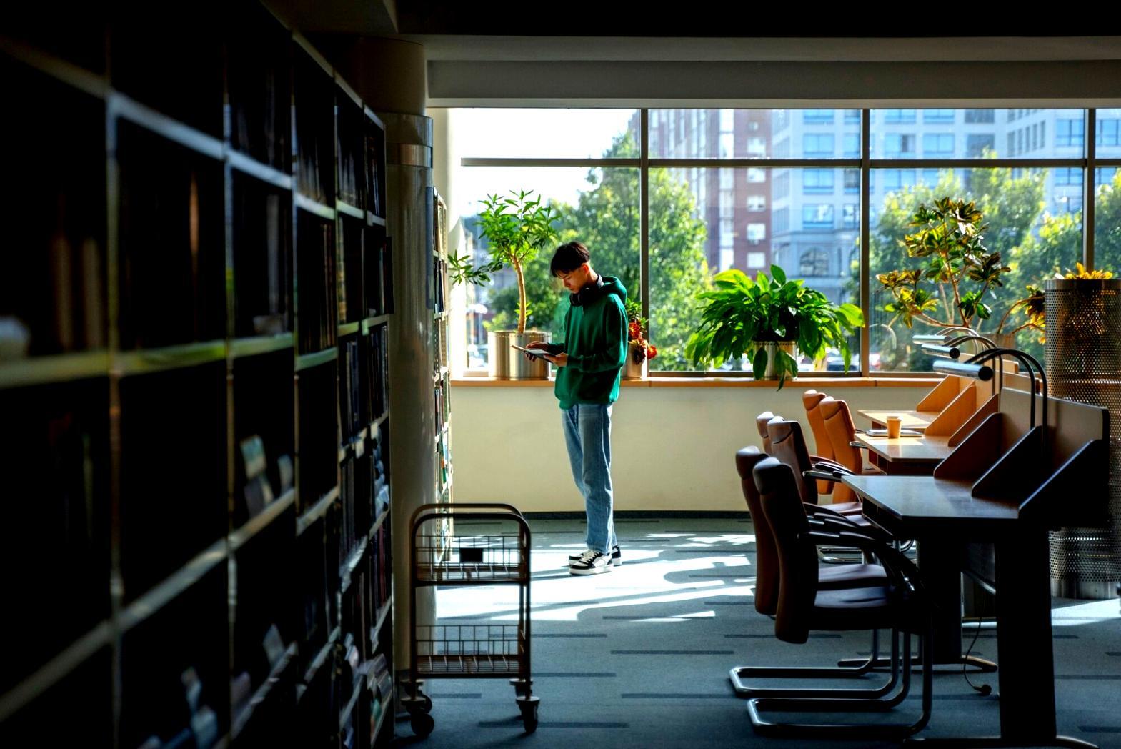 Arbeitsplatz mit Finanzplänen und Dokumenten, die langfristige finanzielle Entwicklung zeigen